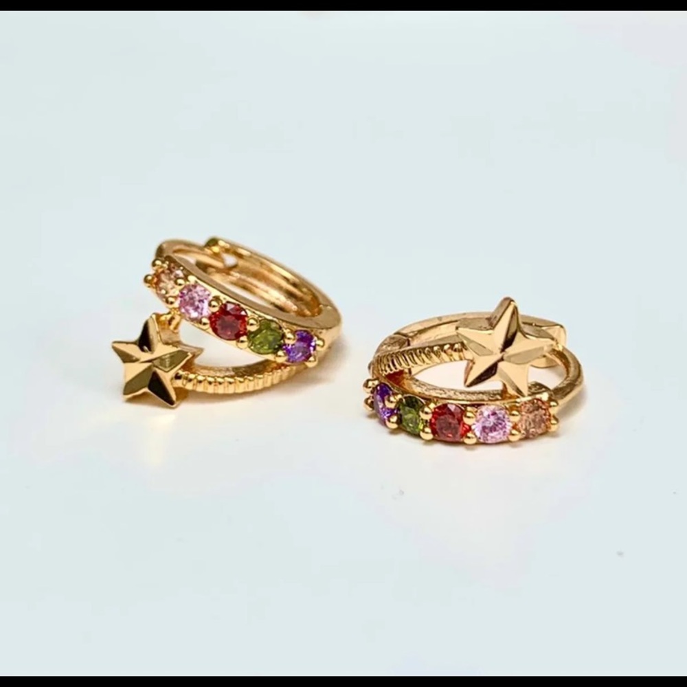 Shooting stat rainbow huggie 18k